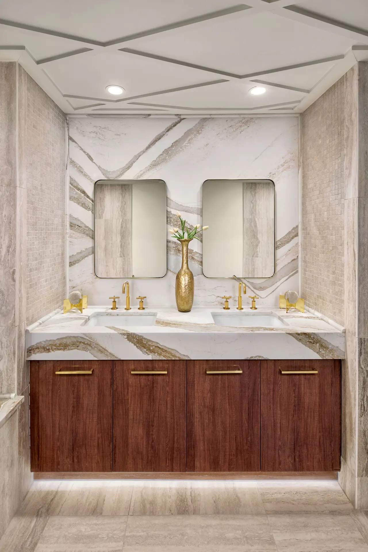 Brittanicca Gold Warm™ Design Detail Slab Inspiration